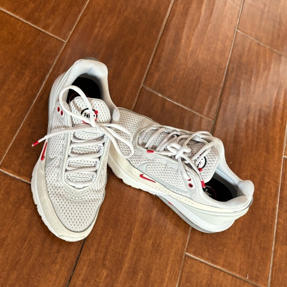 Nike Pulse Phantom sneakers